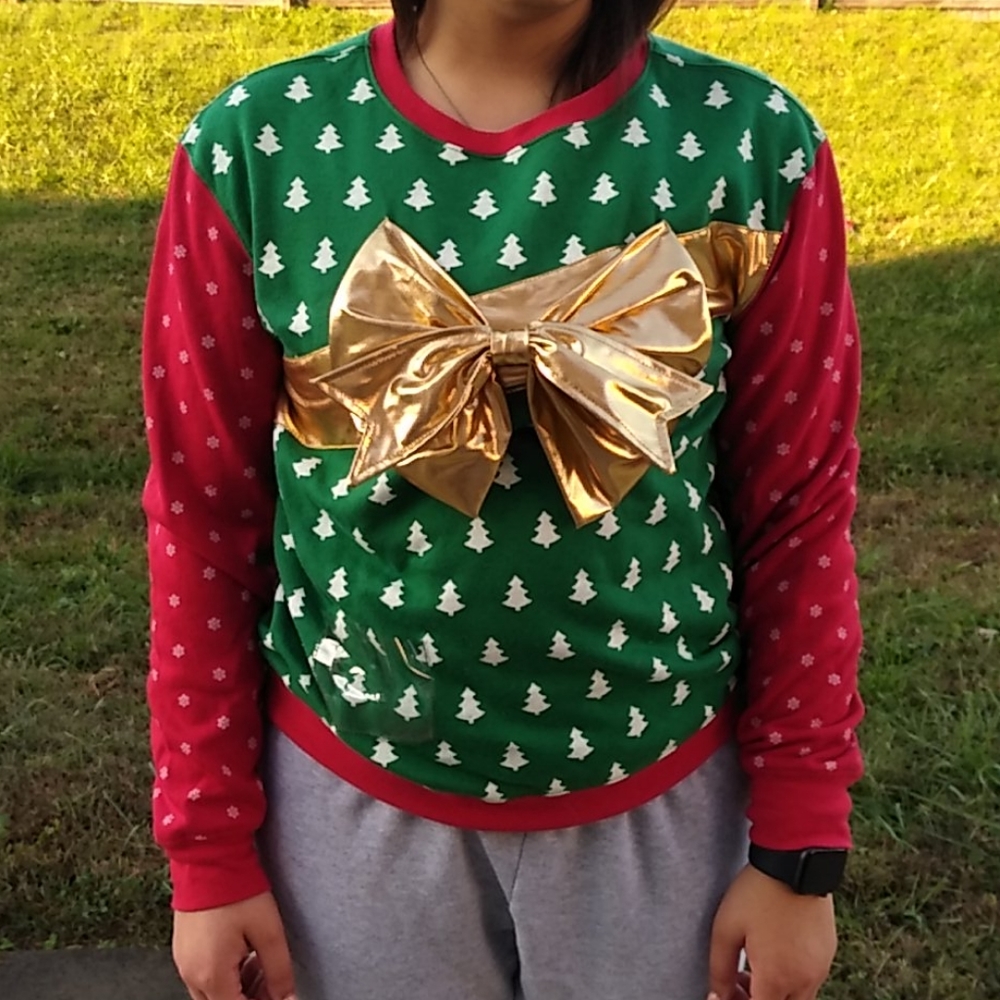 Ugly Christmas sweat shirt with a big gold bow‎